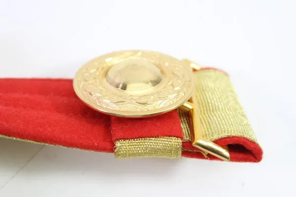 Feldbinde Gold Tresse auf rotem Tuch