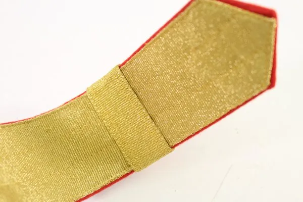 Feldbinde Gold Tresse auf rotem Tuch