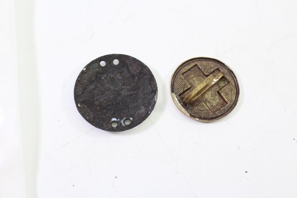 2 Rot Kreuz Abzeichen, Emailliert und gesetzlich geschützt