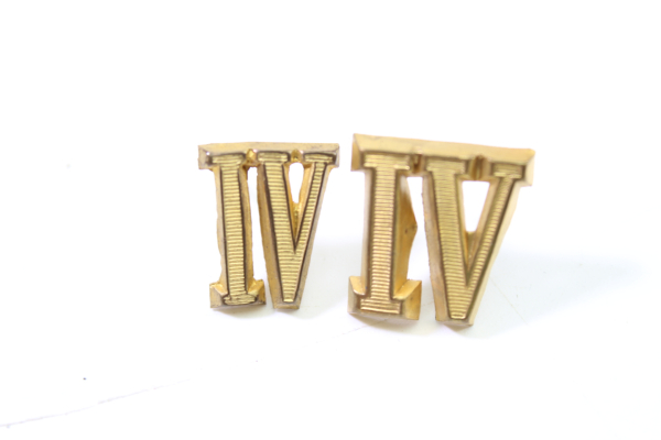 Schulterklappenauflage Römische Zahl 4 Buntmetall feuervergoldet für Schulterklappen der Wehrmacht " Wehrbereich 4 " in Gold 