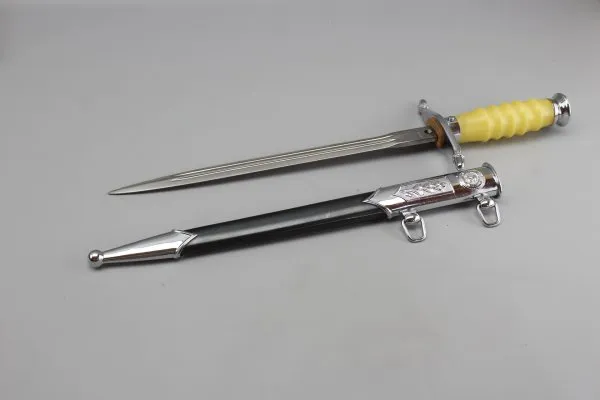 DDR NVA officers' honor dagger, manufacturer Mühlenhausen with 3-hole hanger in a box with the same number, dagger Officer