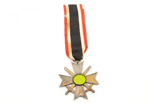 2x KVK Kriegsverdienstkreuz mit Schwertern, Hersteller 107