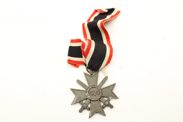 2x KVK Kriegsverdienstkreuz mit Schwertern, Hersteller 107