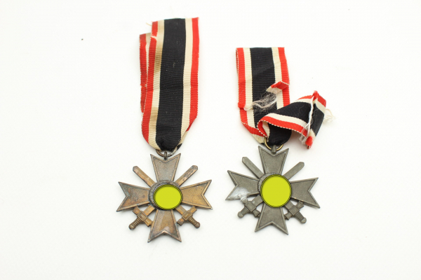 2x KVK Kriegsverdienstkreuz mit Schwertern, Hersteller 107
