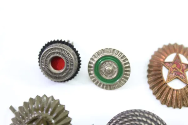 Konvolut aus 11 Stück Original-Uniformteilen, Knöpfen, Abzeichen, Auflagen und Schnallen