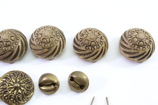 Konvolut aus 51 Stück Original-Uniformteilen, Knöpfen, Abzeichen, Auflagen und Schnallen, Sachsen Kokade