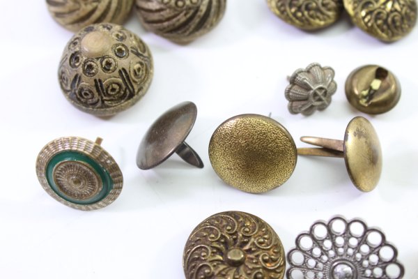 Konvolut aus 51 Stück Original-Uniformteilen, Knöpfen, Abzeichen, Auflagen und Schnallen, Sachsen Kokade