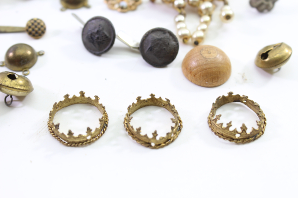 Konvolut aus 51 Stück Original-Uniformteilen, Knöpfen, Abzeichen, Auflagen und Schnallen, Sachsen Kokade