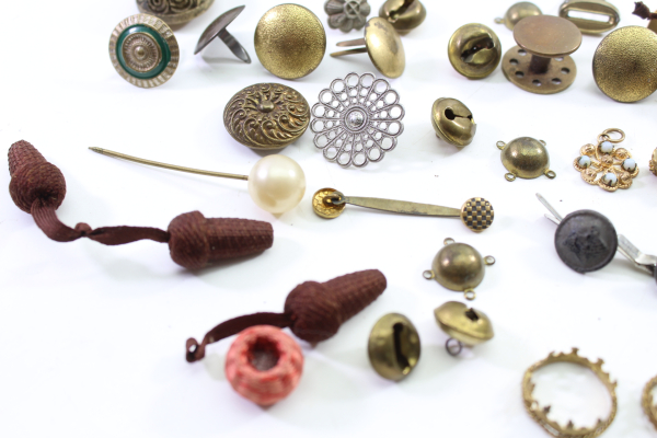 Konvolut aus 51 Stück Original-Uniformteilen, Knöpfen, Abzeichen, Auflagen und Schnallen, Sachsen Kokade