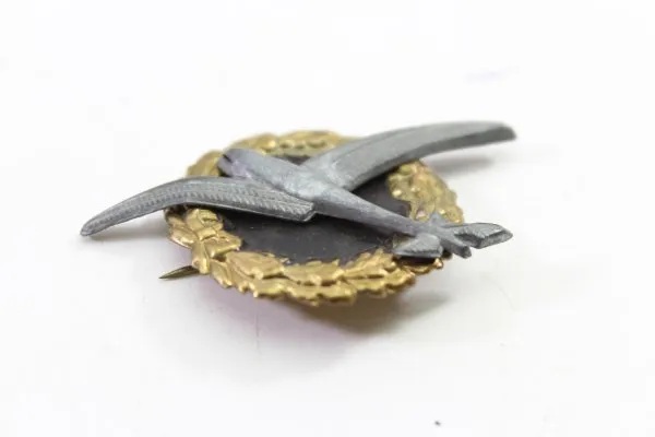 Golden glider pilot badge oval, held on the back with splints and pin for pinning