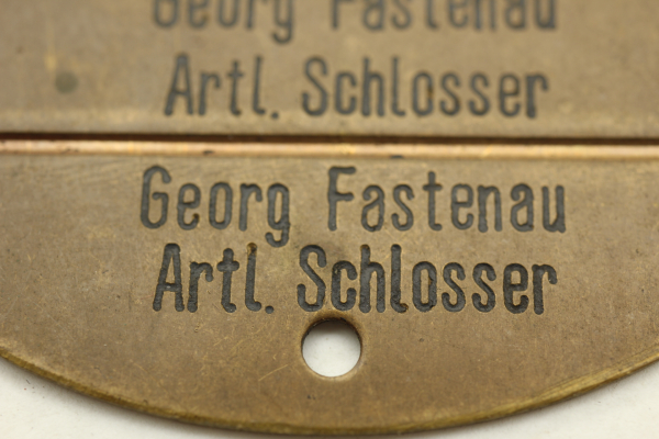 Erkennungsmarke eines Artillerie Schlossers  Georg Fastenau an Original Kette