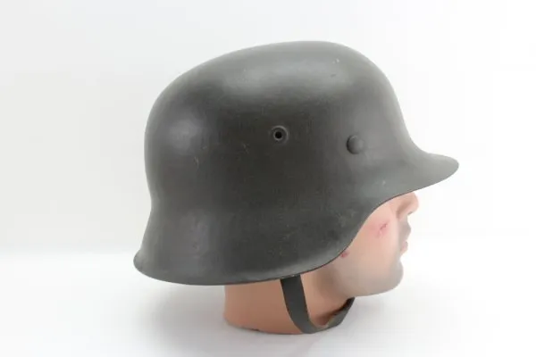 Wehrmacht Stahlhelm M42 NS66 mit einem Huber Jordan Emblem, Abzeichen und markiert