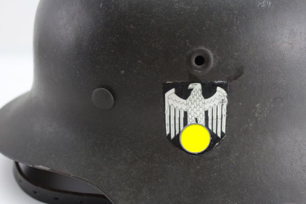 Wehrmacht Stahlhelm M42 NS66 mit einem Huber Jordan Emblem, Abzeichen und markiert