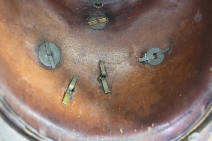 Pickelhaube Preußen Ersatzteilspender Kreublatt mit Spitze, Schuppenkette