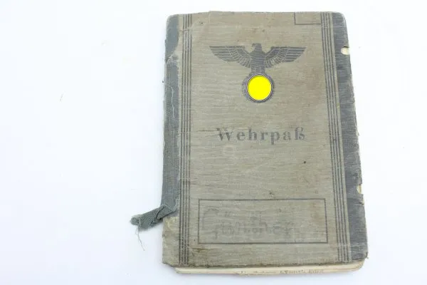 Soldbuch der Luftwaffe mit Eintragungen, Lichtbild  und Auszeichnungen