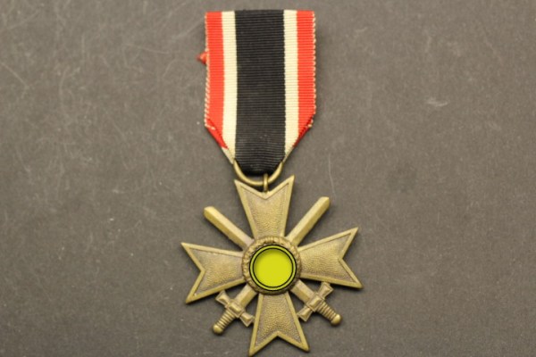 Kriegsverdienstkreuz am Band mit Hersteller 93