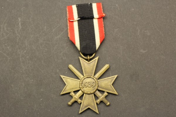 Kriegsverdienstkreuz am Band mit Hersteller 93