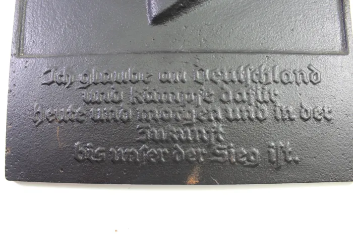 Wand Ehrenplakette A.H. in Eisen, vorderseitig geschwärzt mit Leitspruch