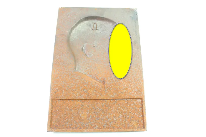 Wand Ehrenplakette A.H. in Eisen, vorderseitig geschwärzt mit Leitspruch