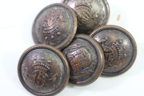 5 Metall Knöpfe mit Wappen, Bestand aus einer alten Uniformschneiderei