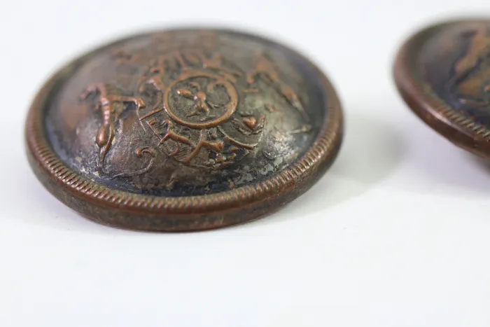 2x Uniform Knopf mit heraldischem Motiv, Bestand aus einer alten Uniformschneiderei