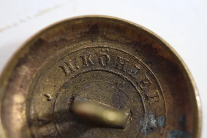 1x Uniform Knopf 1800 - 1870 mit Hersteller H. Köhler, Bestand aus einer alten Uniformschneiderei