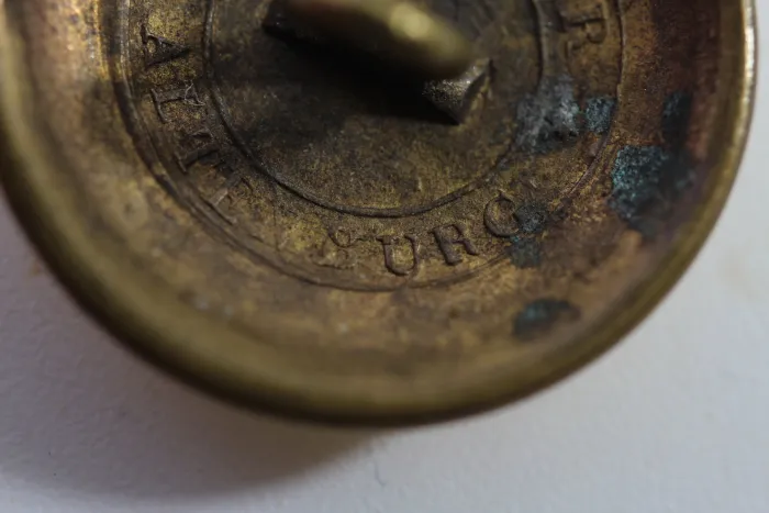 1x Uniform Knopf 1800 - 1870 mit Hersteller H. Köhler, Bestand aus einer alten Uniformschneiderei