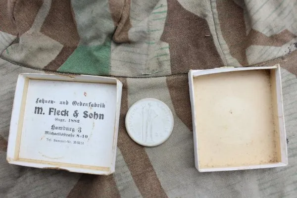 Porzellan Medaille 1922 Deutsche Kampfspiele im Karton Fahnen und Orden Fabrik Fleck u. Sohn