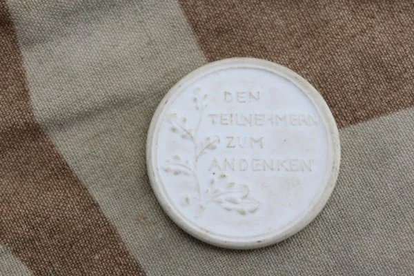 Porzellan Medaille 1922 Deutsche Kampfspiele im Karton Fahnen und Orden Fabrik Fleck u. Sohn