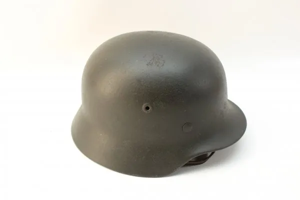 Wehrmacht Stahlhelm M40 Rauhtarn NS66 mit Abzeichen und markiert