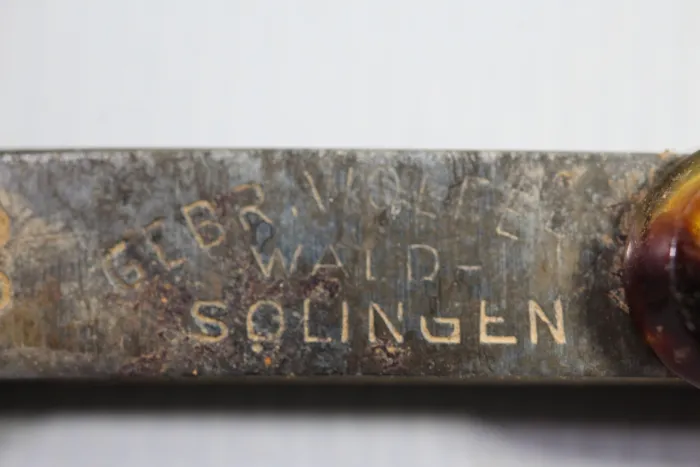 Wehrmacht straight razor with tortoiseshell-effect handles and a matching storage box,