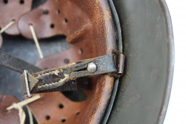 Wehrmacht Stahlhelm M40 Rauhtarn NS66 mit Abzeichen und markiert