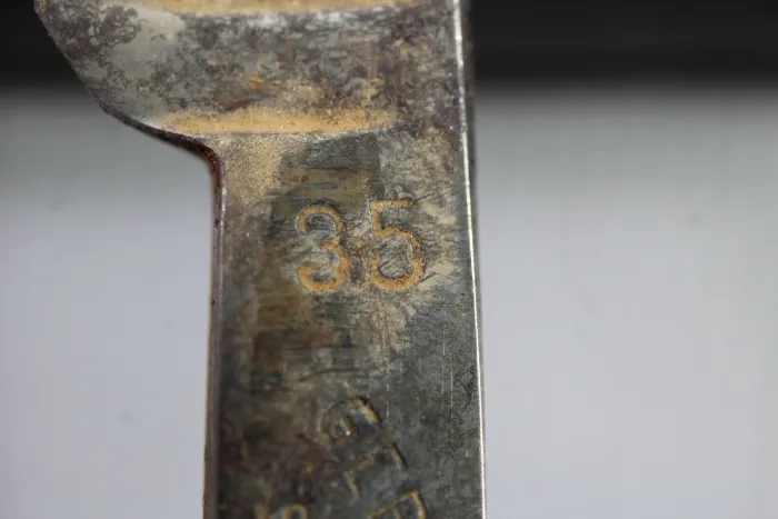 Wehrmacht straight razor with tortoiseshell-effect handles and a matching storage box,