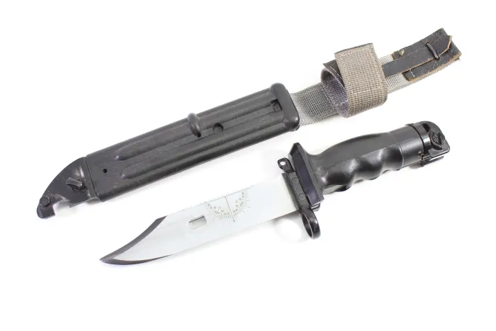 DDR NVA Kampfmesser KM 87 Überlebensmesser der Nationalen Volksarmee, komplett mit Überlebenskapsel