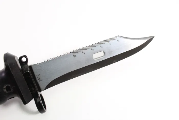 DDR NVA Kampfmesser KM 87 Überlebensmesser der Nationalen Volksarmee, komplett mit Überlebenskapsel