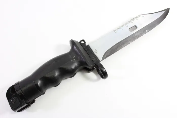 DDR NVA Kampfmesser KM 87 Überlebensmesser der Nationalen Volksarmee, komplett mit Überlebenskapsel