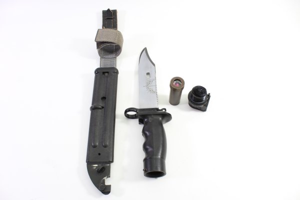 DDR NVA Kampfmesser KM 87 Überlebensmesser der Nationalen Volksarmee, komplett mit Überlebenskapsel