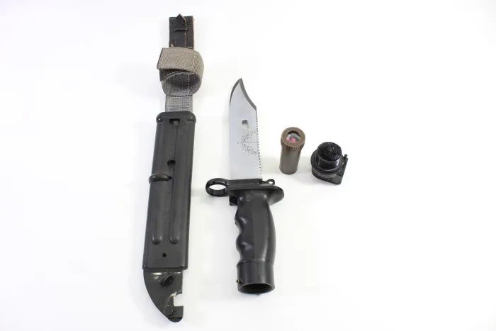 DDR NVA Kampfmesser KM 87 Überlebensmesser der Nationalen Volksarmee, komplett mit Überlebenskapsel