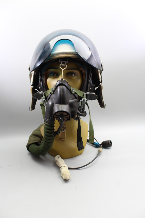 Original DDR NVA Pilotenhelm für Kampfflugzeuge ZSh-5 mit Sauerstoffmaske KM-34 – MiG-21 Kampfflieger Helm