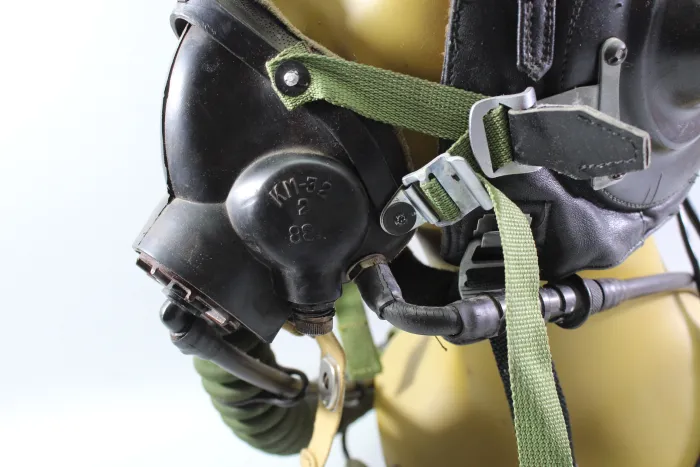 Original DDR NVA Pilotenhelm für Kampfflugzeuge ZSh-5 mit Sauerstoffmaske KM-34 – MiG-21 Kampfflieger Helm