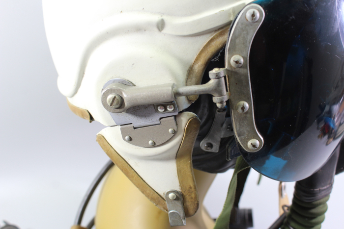 Original DDR NVA Pilotenhelm für Kampfflugzeuge ZSh-5 mit Sauerstoffmaske KM-34 – MiG-21 Kampfflieger Helm