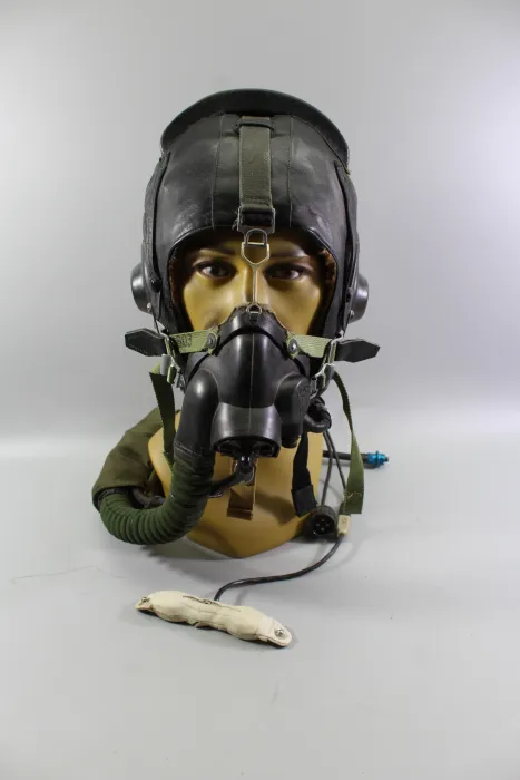 Original DDR NVA Pilotenhelm für Kampfflugzeuge ZSh-5 mit Sauerstoffmaske KM-34 – MiG-21 Kampfflieger Helm
