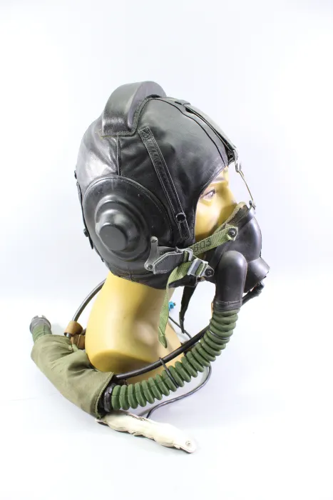 Original DDR NVA Pilotenhelm für Kampfflugzeuge ZSh-5 mit Sauerstoffmaske KM-34 – MiG-21 Kampfflieger Helm
