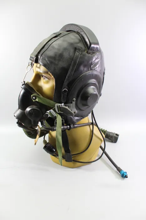 Original DDR NVA Pilotenhelm für Kampfflugzeuge ZSh-5 mit Sauerstoffmaske KM-34 – MiG-21 Kampfflieger Helm