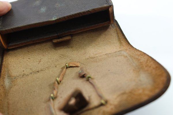 Württemberg Kartuschkasten für Offiziere im Dragoner-Regiment Königin Olga mit Bandollier, gest. Hoflieferant Altenburg für Offiziere