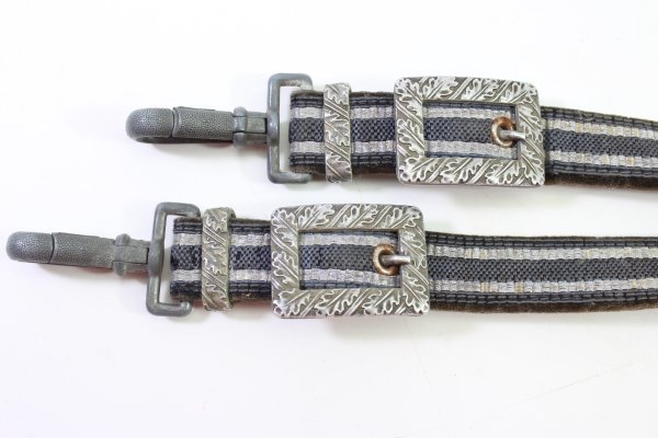 Very fine Luftwaffe officer's dagger with an orange grip, manufactured by SMF, Solingen.