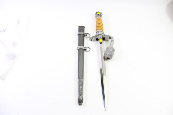 Very fine Luftwaffe officer's dagger with an orange grip, manufactured by SMF, Solingen.