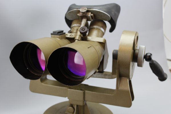 NVA Militär Optik Fernglas Flak Glas 10x80 Flakfernrohr mit Stirnstütze 
