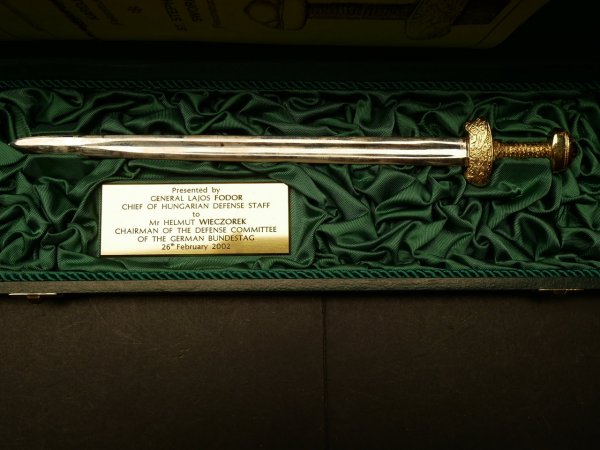 Honorary gift from the Hungarian Defense Staff to the Chairman of the Defense Committee Helmut Wieczorek