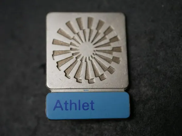 Offizielles Teilnehmerabzeichen Olympiade München 1972 "Athlet" - in originaler Tüte - Deschler München